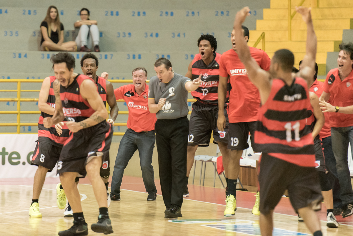 Álvaro Calvo foi o autor da cesta que decretou o triunfo do time do Vitória (Foto: Newton Nogueira/Franca Basquete)